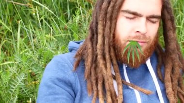 yakışıklı delikanlı dreadlocks ile