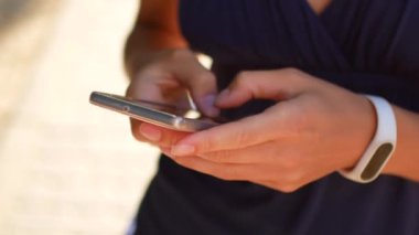 Güneşli şehir sokakları yürüyüş ve sohbet arkadaş, neşeli hippi kız açık havada cep telefonu kullanarak, gün batımı arka plan ile çekici genç kadın