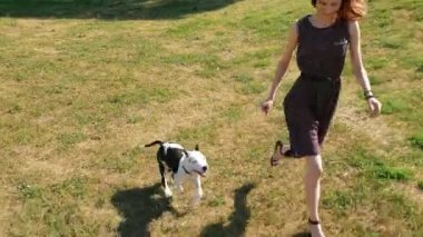 köpeğiyle oynayan kız