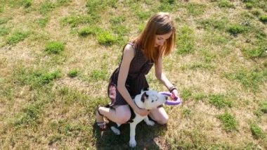 köpeğiyle oynayan kız