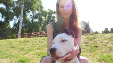 köpeğiyle oynayan kız