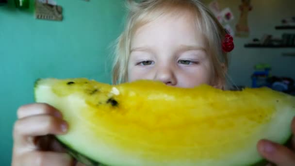 Söt liten flicka äter gula vattenmelon — Stockvideo