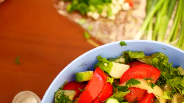 Mujer joven preparando la comida en la mesa de la cocina. Buen trabajo para la salud humana. Nutrición y bienestar adecuados. Preparar y cortar exuberante vegetación para vegano . — Vídeos de Stock