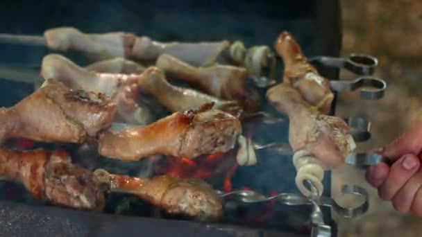 Grillad kyckling på grillen. Kyckling matlagning på en barbeque. Kycklingkött matlagning på en grill-grill. Matlagning utomhus. — Stockvideo