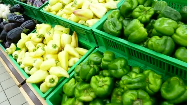 Tracking shot de cajas de verduras en un supermercado verde — Vídeos de Stock
