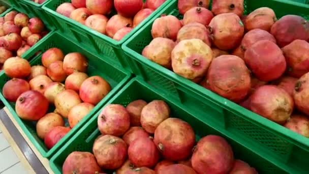 Rastreamento de caixas de frutas em uma mercearia verde — Vídeo de Stock