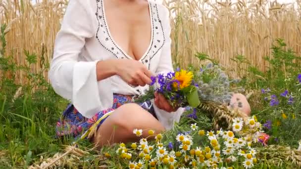 Hand girl sit weaves a wreath on her head. Leisure in rural farm — Stock Video
