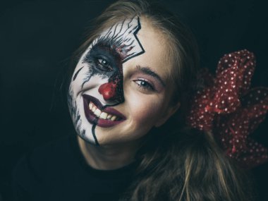 Cadılar Bayramı, Bebek bir kız yüzü gibi bir yüz kat öldü. Korkunç bir makyaj bir kadınla.