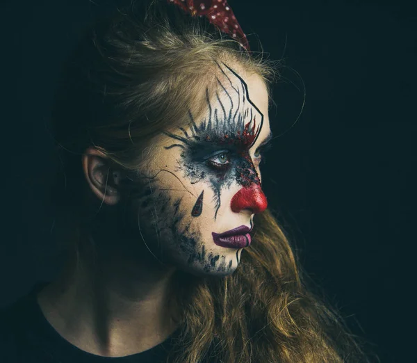 Retrato de uma menina em maquiagem. Halloween, o rosto de uma menina é uma boneca, o chão de um rosto está morto . — Fotografia de Stock