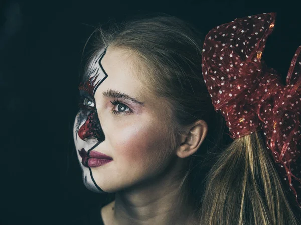 Portret dziewczynki w makijażu. Halloween, twarz dziewczyny jest lalka, podłogi twarzy nie żyje. — Zdjęcie stockowe