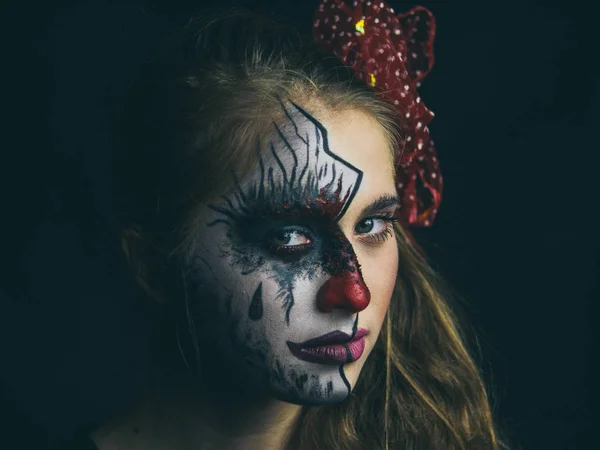 Retrato de una chica maquillada. Halloween, la cara de una chica es una muñeca, el suelo de una cara está muerto . — Foto de Stock