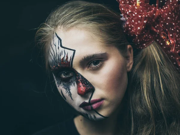 Halloween, ansiktet av en flicka är en docka, golvet i ett ansikte är död. En kvinna med en hemsk sminkning. — Stockfoto