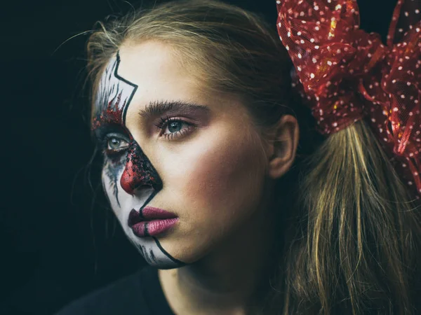 Halloween, o rosto de uma menina é uma boneca, o chão de um rosto está morto. Uma mulher com uma maquiagem horrível . — Fotografia de Stock