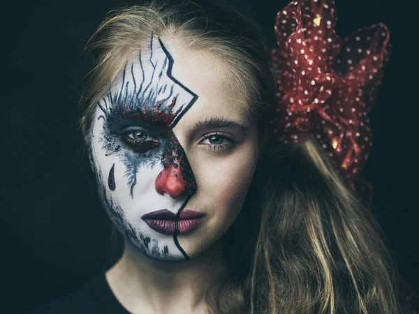 Halloween, the face of a girl is a doll, the floor of a face is dead. A woman with a horrible make-up. — Stock Photo, Image