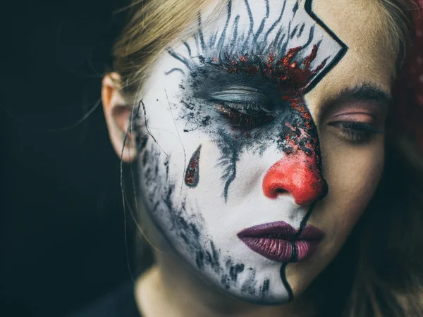 Halloween, ansiktet av en flicka är en docka, golvet i ett ansikte är död. En kvinna med en hemsk sminkning. — Stockfoto