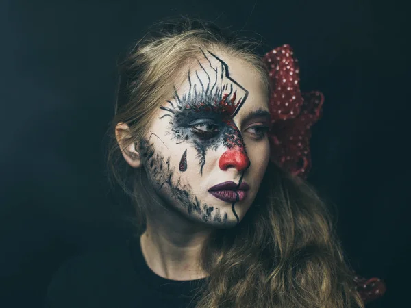 Halloween, twarz dziewczyny jest lalka, podłoga twarzy jest martwy. Kobieta z straszny makijaż. — Zdjęcie stockowe