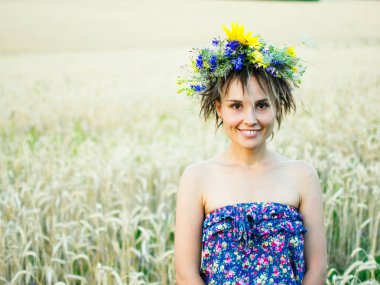 Dügün çiçegi, Genç bir kadın portresi alanında günbatımında duruyor..