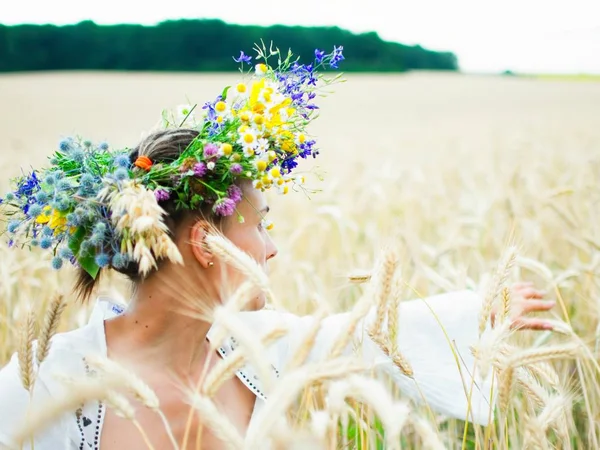 Ragazza godendo in un campo giallo grano — Foto Stock