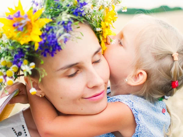 Mãe e filha abraçando no amor brincando no campo — Fotografia de Stock