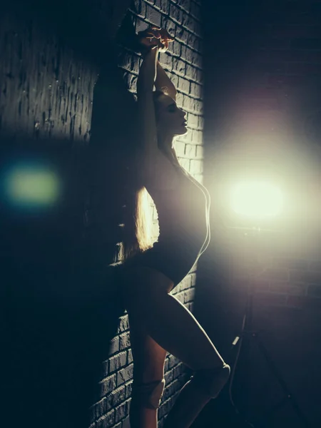 Sexy Frau tanzen, dunkler Hintergrund — Stockfoto
