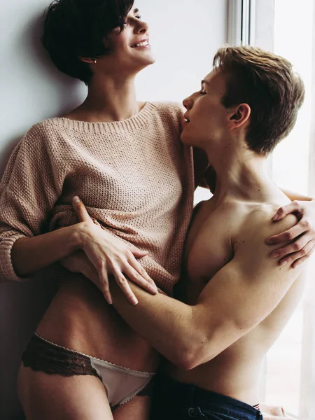 Joven hermosa pareja abrazándose. Un hombre y una mujer en proximidad íntima . — Foto de Stock