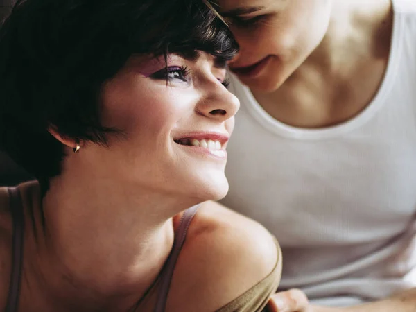 Close-up van jong romantische koppel is zoenen en genieten van het gezelschap van elkaar thuis — Stockfoto