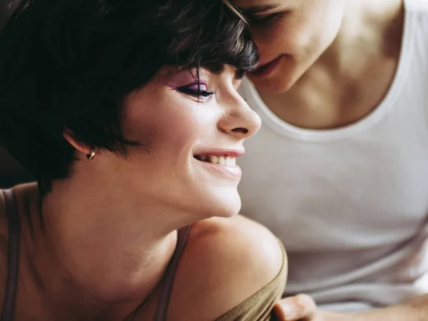 Bu it uslubidagi eshaklarning fotosurati. Devordagi teshik orqali mushukda tugatildi