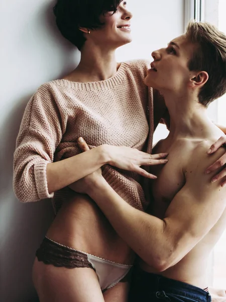 Junges schönes Paar beim Umarmen. ein Mann und eine Frau in intimer Nähe. — Stockfoto