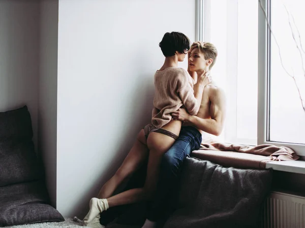 Genç güzel sarılma çift. Bir erkek ve bir kadın samimi birbirine. — Stok fotoğraf