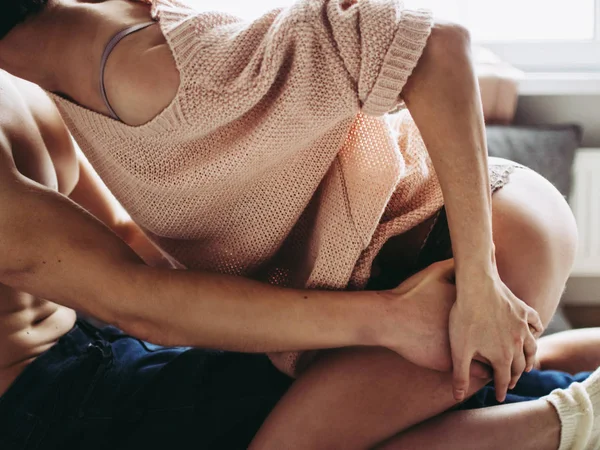 Şehvetli çift, kız külot. Adam kadına dokunmak kadar yakın