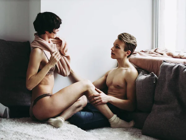 Jeune beau couple câlin. Un homme et une femme dans l'intimité . — Photo