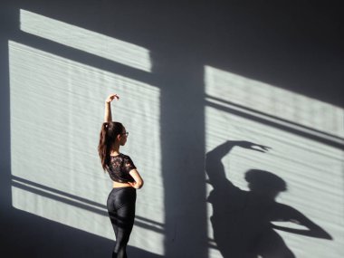 Genç bir kız caz modern dans salonunda devreye girer.