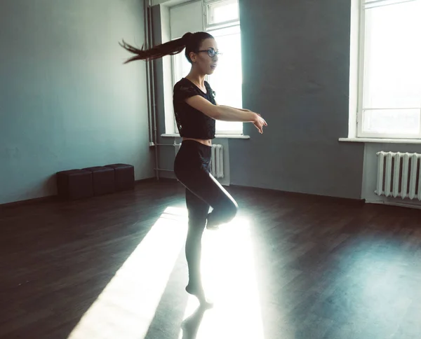 Jovencita bailando contemp. Disparo dinámico en el salto . —  Fotos de Stock