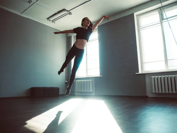 Ung flicka dansa kan dynamisk skjuten i hoppet. — Stockfoto