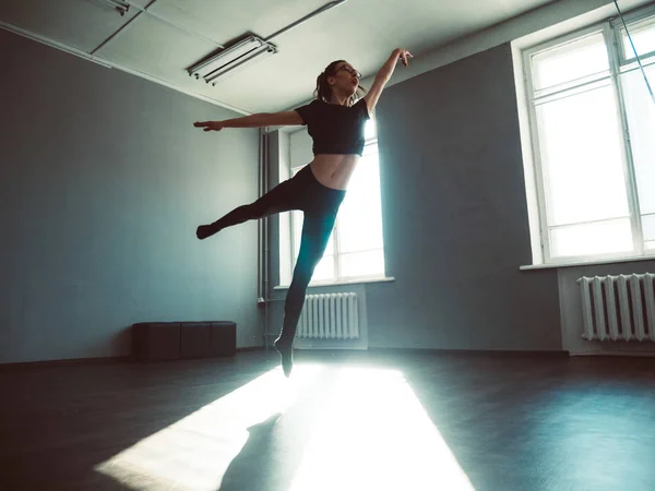 Молодая девушка танцует созерцание. Динамический выстрел в прыжке . — стоковое фото