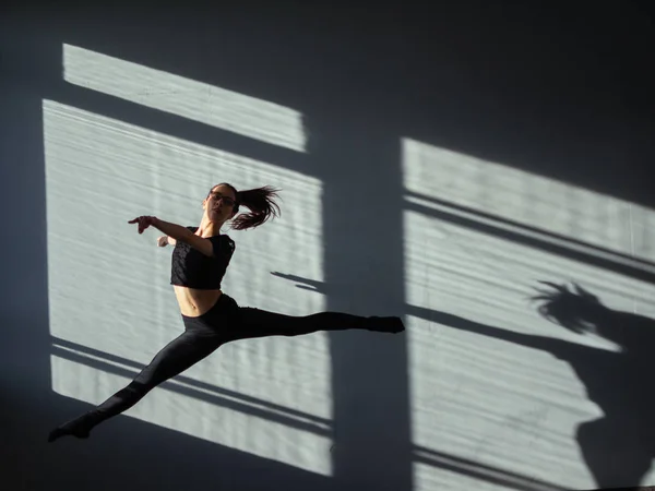 Jovencita bailando contemp. Disparo dinámico en el salto . —  Fotos de Stock