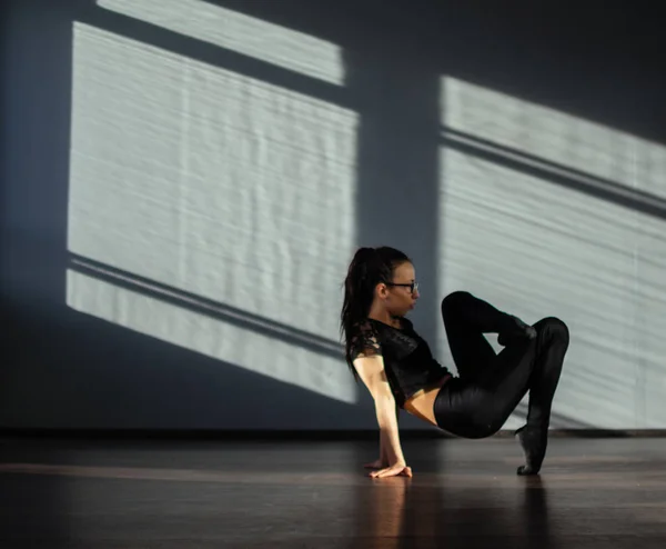 Una joven se dedica a la danza moderna jazz en el hall . —  Fotos de Stock