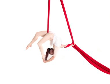 Hava ipek, üzerinde beyaz izole asılı kadın