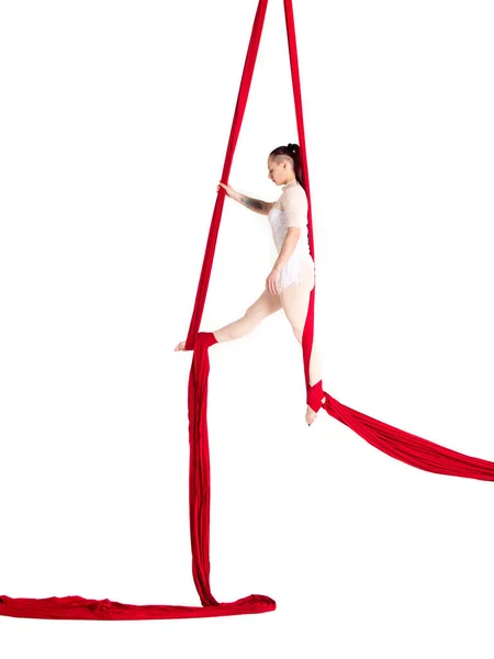 Kvinna hängande i aerial silks, isolerad på vit — Stockfoto