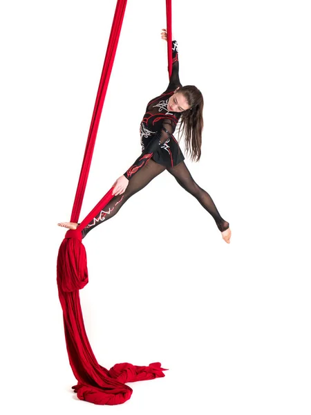 Kvinna hängande i aerial silks, isolerad på vit — Stockfoto