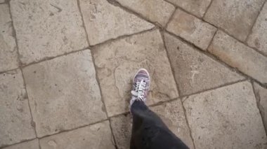 Yaz aylarında spor ayakkabı, etek giyen kaldırımda yürüyen kadın görüntüsünü kapatmak.