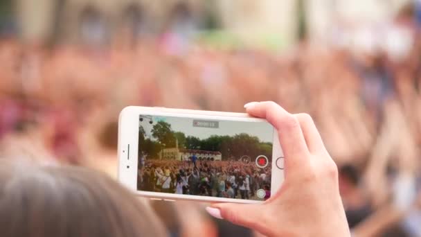 哈尔科夫乌克兰2018年6月手在人群中手持智能手机和射击的节日 — 图库视频影像