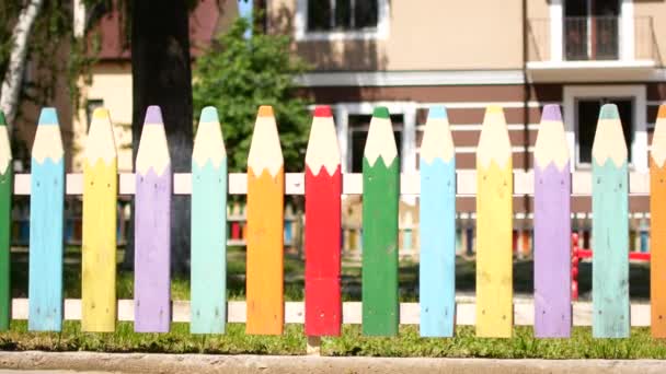 Zäune in Form von Buntstiften in der Stadt. Ukraine. — Stockvideo
