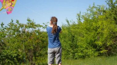 Olan dreadlocks bir adam bir uçurtma başlattı