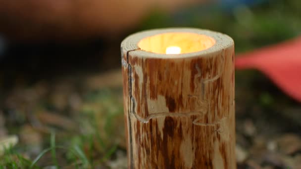 Сжигание ароматной свечи в темноте — стоковое видео