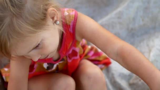 Retrato infantil en la aldea Country Girl Naturaleza al aire libre 4K — Vídeo de stock