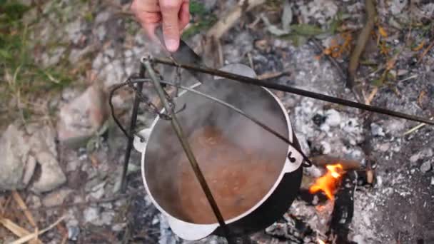 Киплячий горщик з водою на вогні на відкритому повітрі — стокове відео