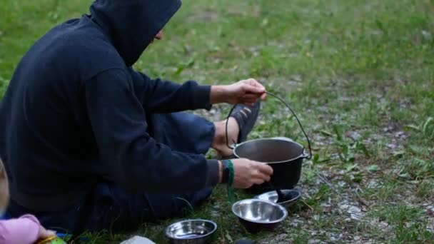 Picnic comida gachas olla — Vídeo de stock