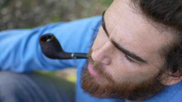 Ritratto di uomo hipster con dreadlocks che fuma sigaretta. Vista laterale — Video Stock