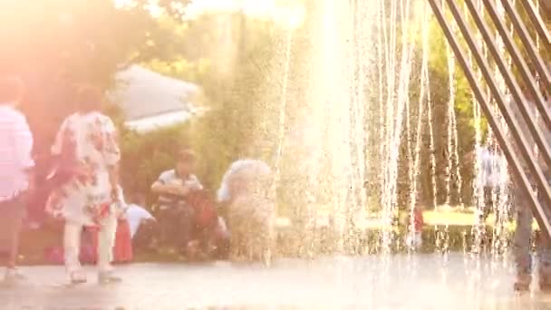 Agua de una fuente con el sol en la parte posterior — Vídeo de stock